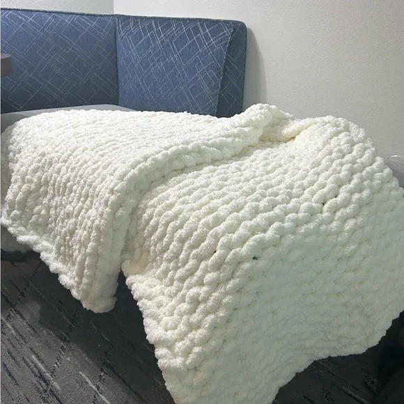 Chenille chunky blanket- handmade 🤍